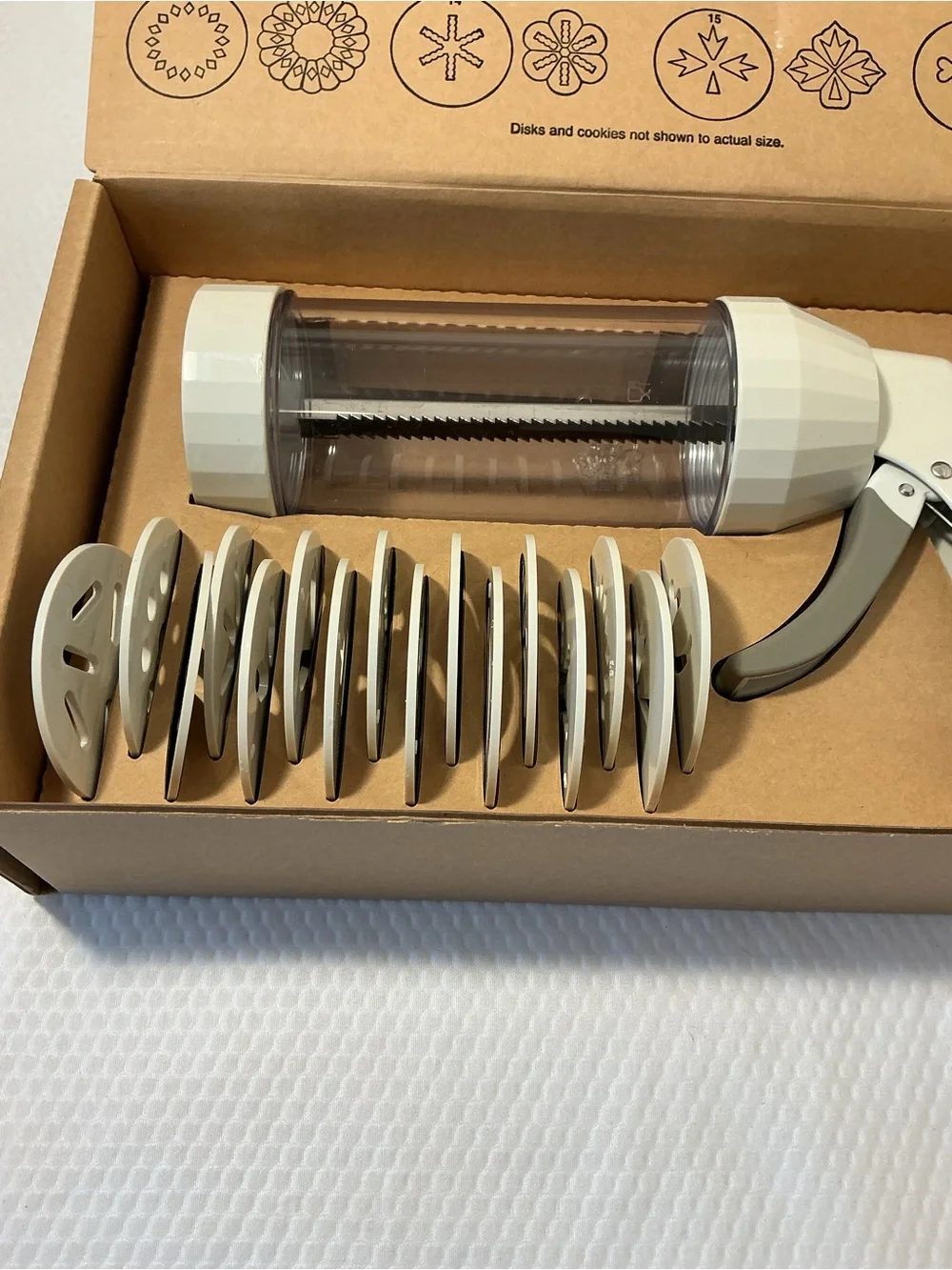 The Pampered Chef White Cookie Press with Multiple Pattern Discs